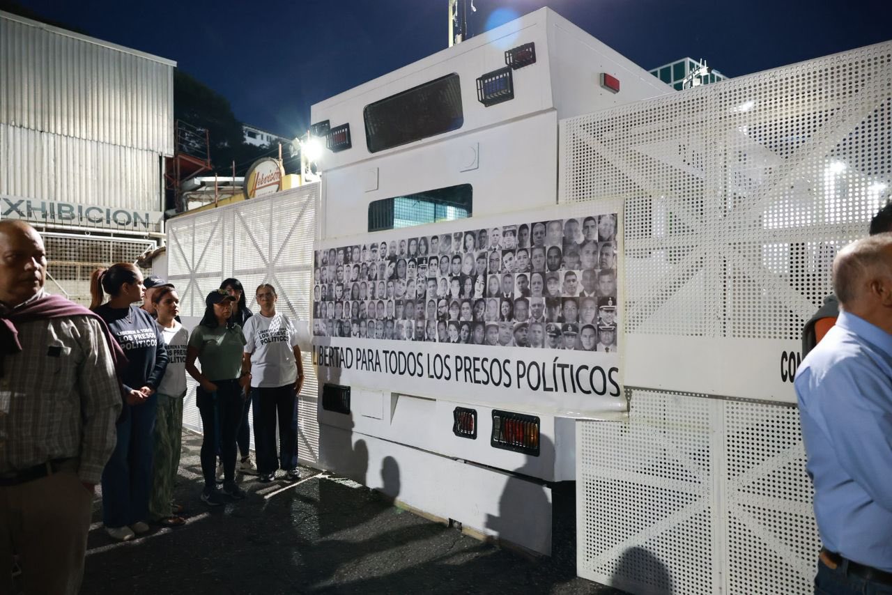 María Corina divulga vigília de familiares de presos políticos