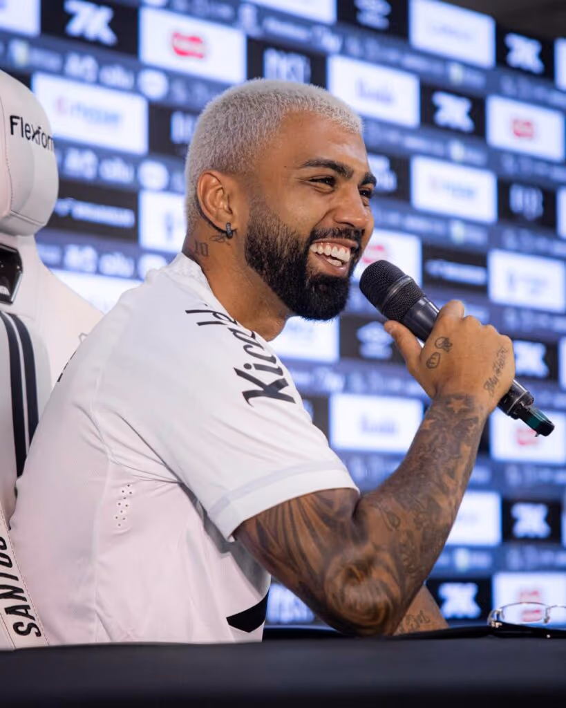 Gabigol toma enquadrada da torcida no dia da reapresentação ao Santos