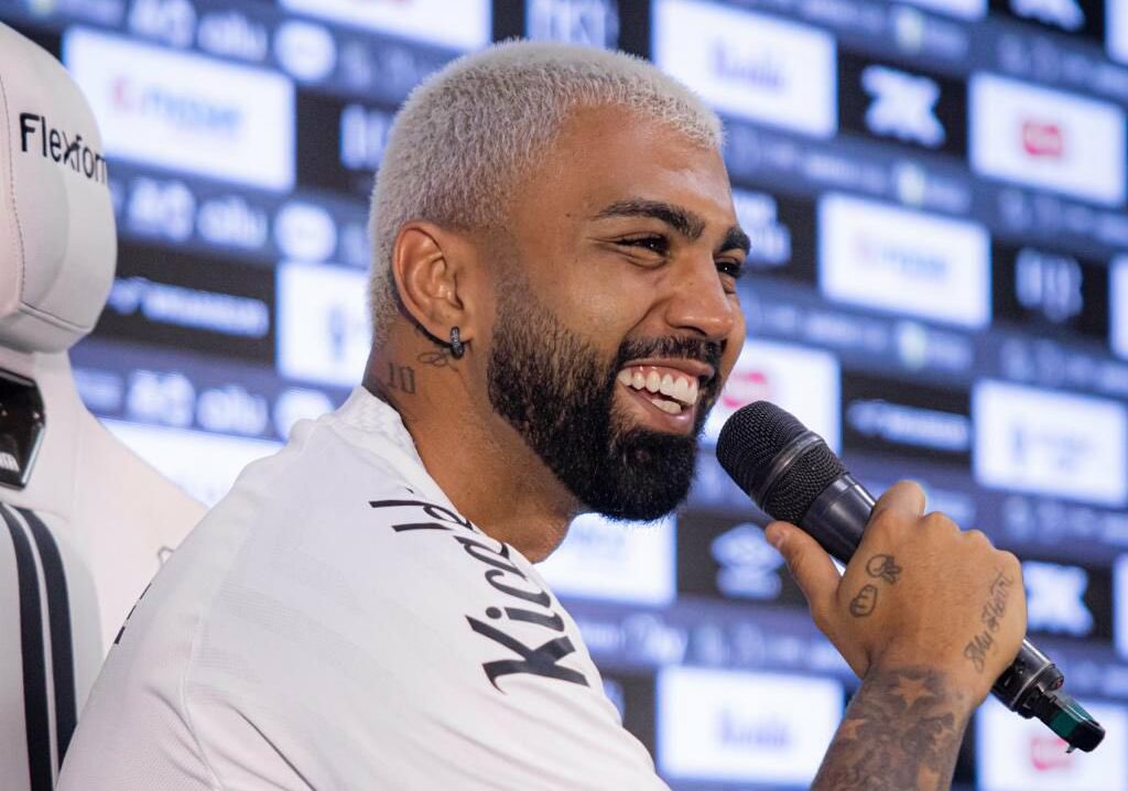 Gabigol toma enquadrada da torcida no dia da reapresentação ao Santos