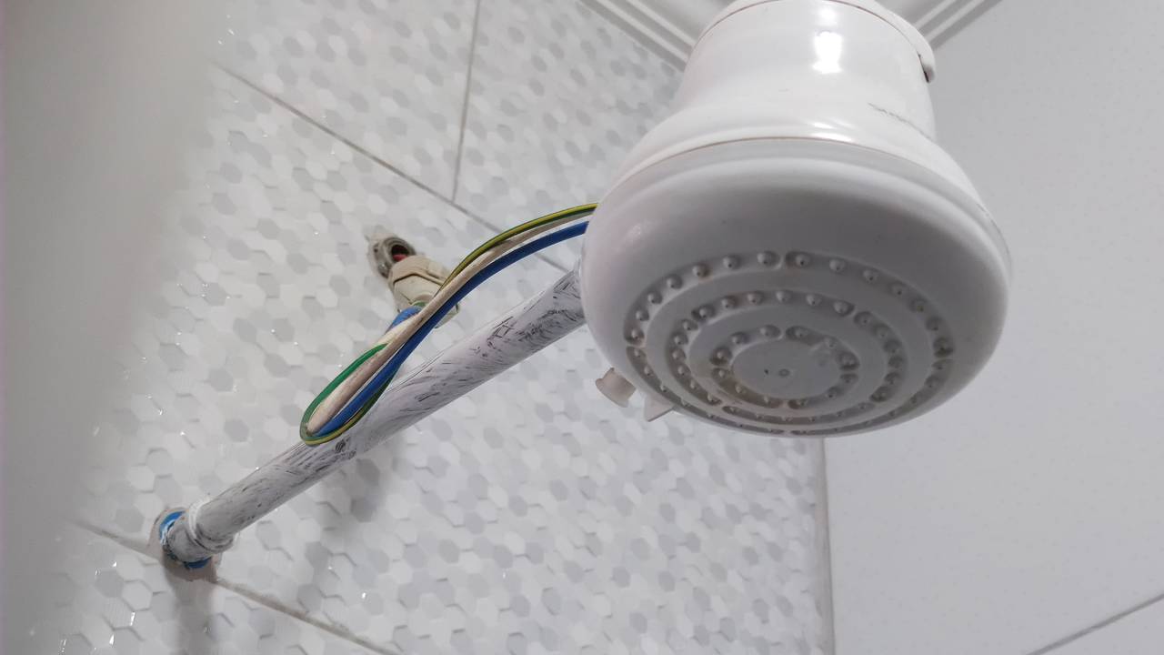 Garota australiana de 14 anos inventa o Aqua Loop: chuveiro recicla a água antes que ela chegue quente