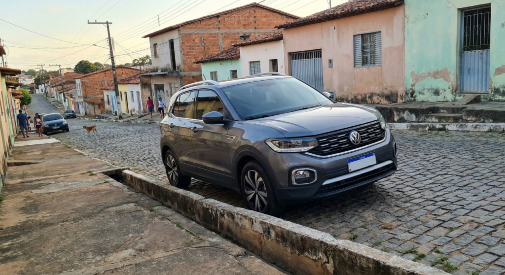 O que diz a lei sobre o uso de freio de mão ao estacionar em uma subida?