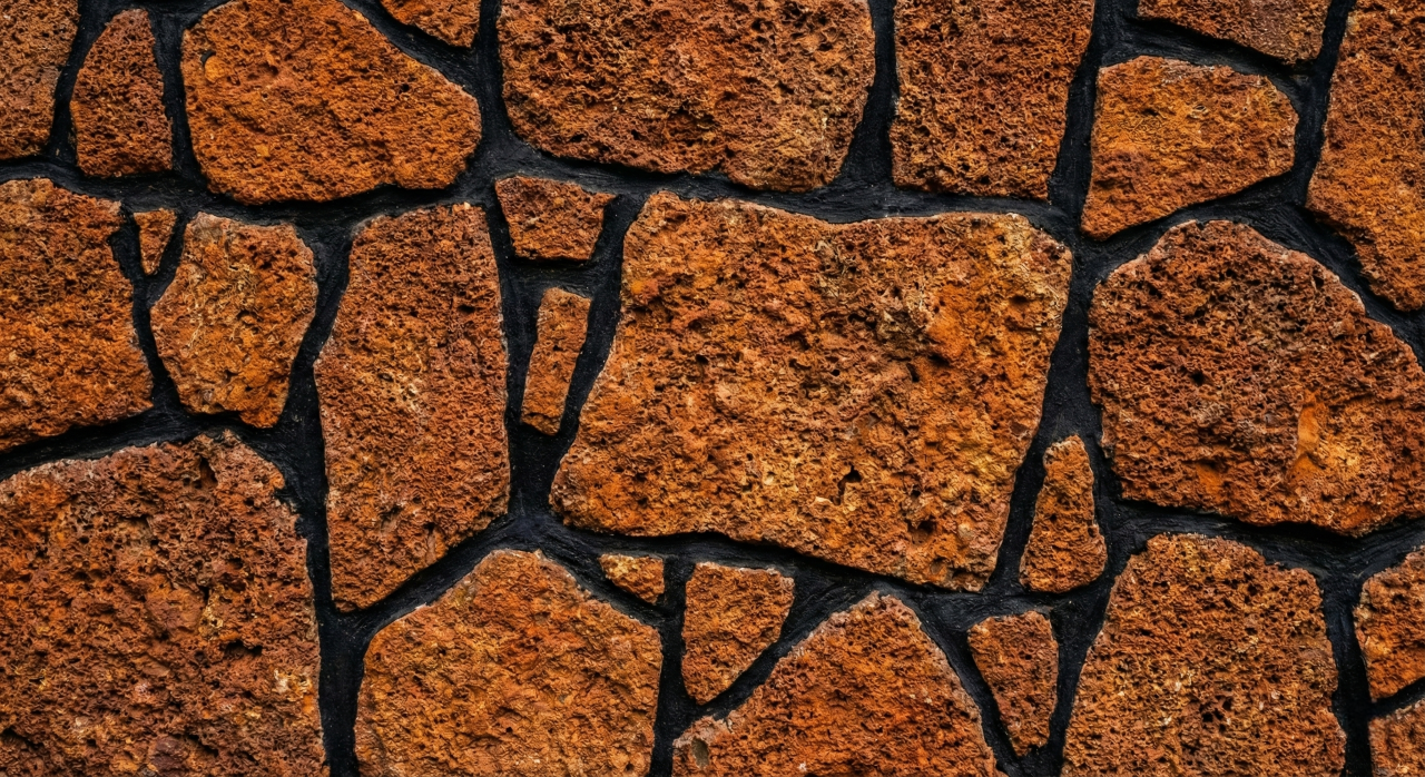 Argamassa, corante e rolo: A combinação que transforma sua parede em um muro de pedras