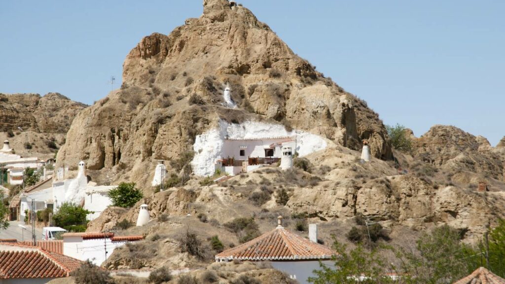 A cidade espanhola onde 2.000 pessoas moram debaixo da terra