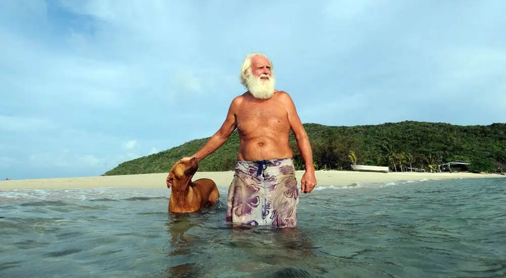 Homem compra ilha e enche com animais e árvores em extinção: “Vou salvá-los”