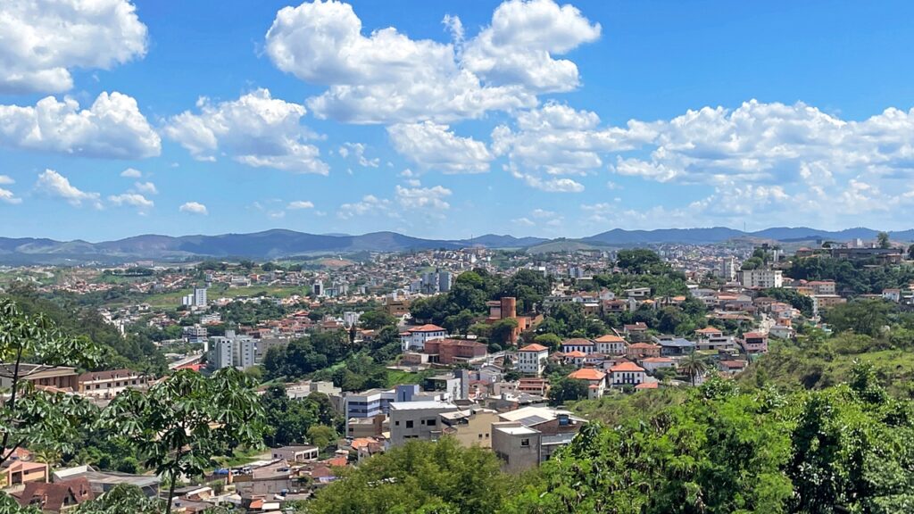 A Cidade de Ferro que une tecnologia de ponta e a qualidade de vida do interior mineiro