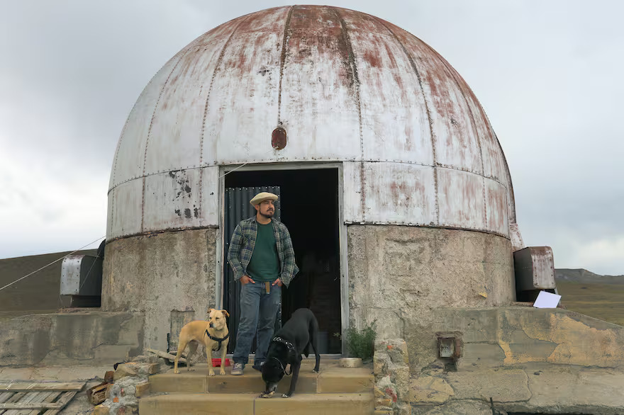 Homem de 35 anos é o único habitante de um observatório mítico abandonado no meio da estepe patagônica Eu entrei em autoexílio