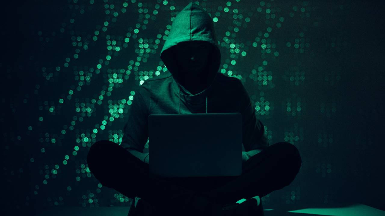 Jovem hacker lucra 654 mil euros na venda de dados bancários roubados