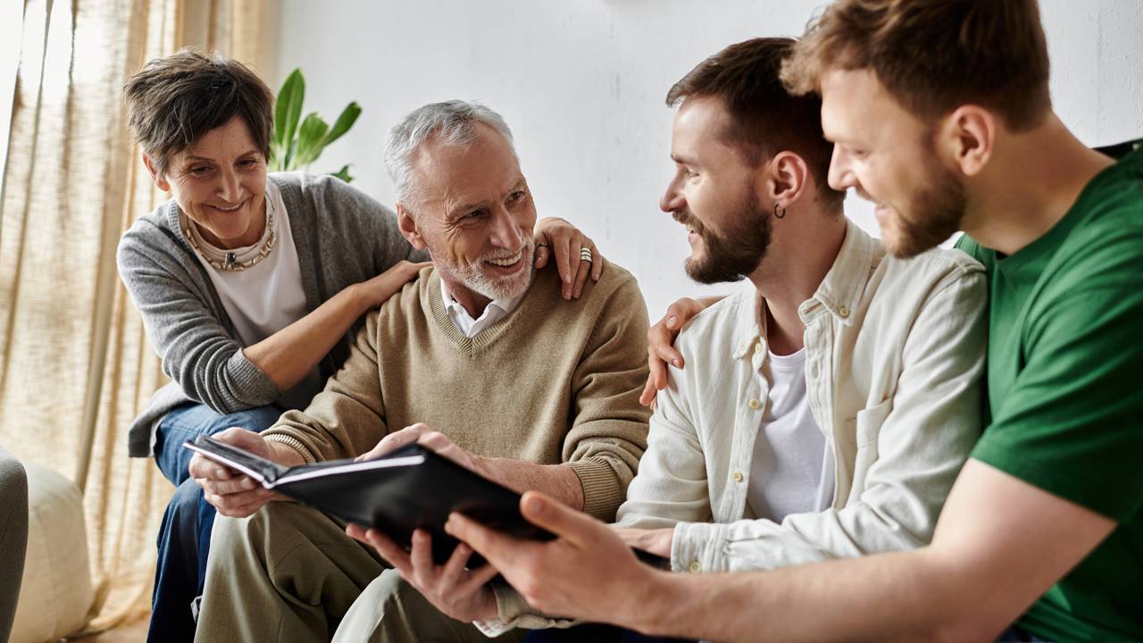 Laços sociais frequentes protegem a memória e a independência dos idosos, aponta estudo