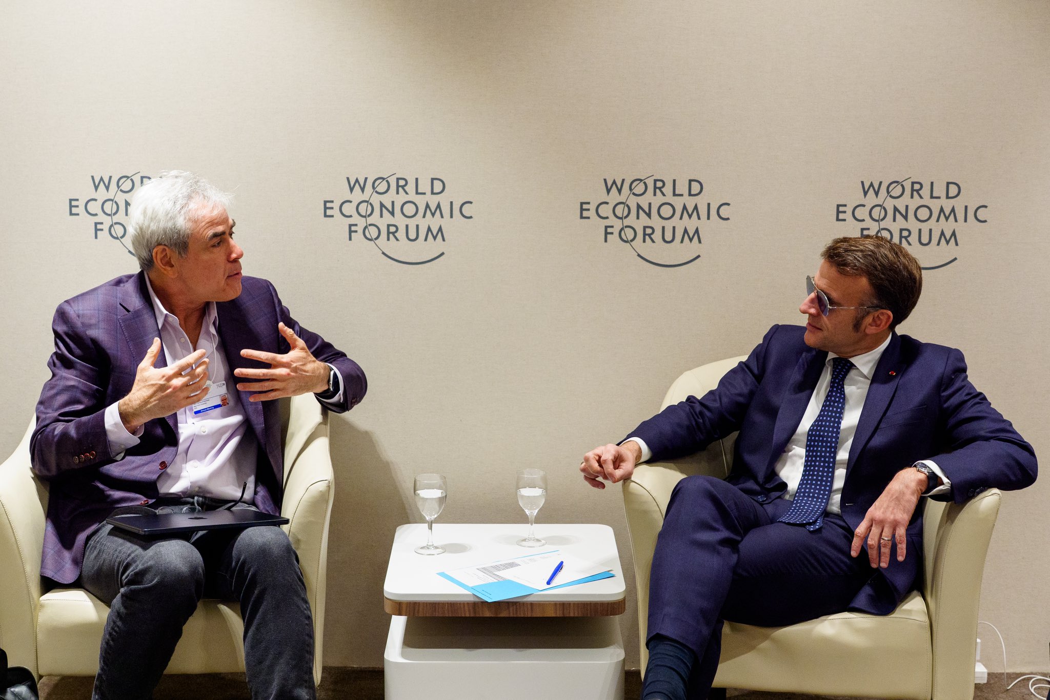 Crusoé: Os óculos escuros de Macron em Davos