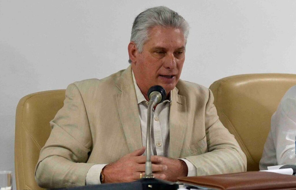 Manifestantes incendeiam sede do Partido Comunista de Cuba