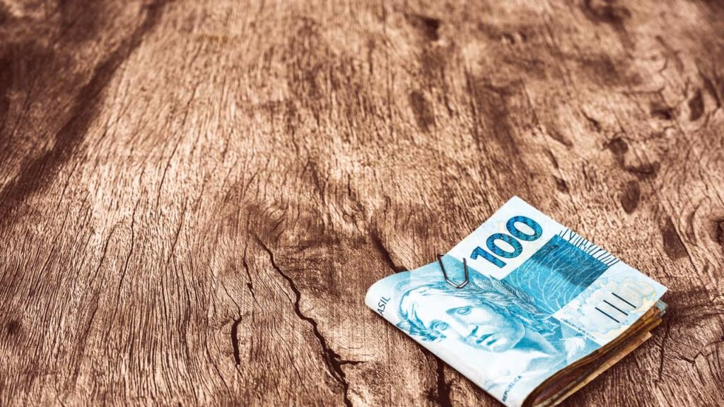 Morador de rua comemora aposentadoria durante entrevista ao vivo, manda recado para família e viraliza