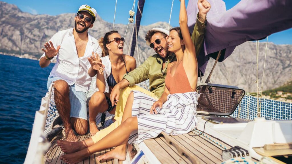 Moramos em um barco que custou menos que a entrada de um ‘ap’ e virou nossa fonte de renda: “Mar virou nessa casa e escritório”