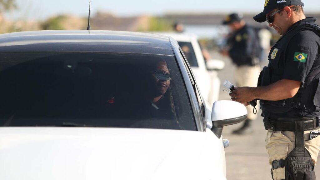 Nunca entregue seus documentos fora do carro o que fazer se o agente pedir