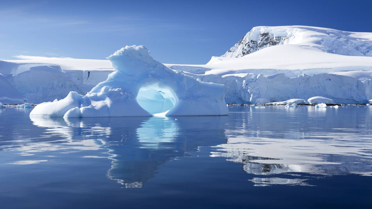 Paisagem escondida sob o gelo da Antártica é revelada por satélite