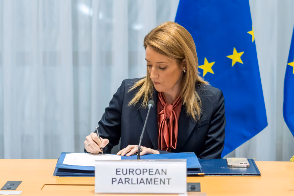 Parlamento Europeu proíbe a entrada de funcionários diplomáticos do Irã