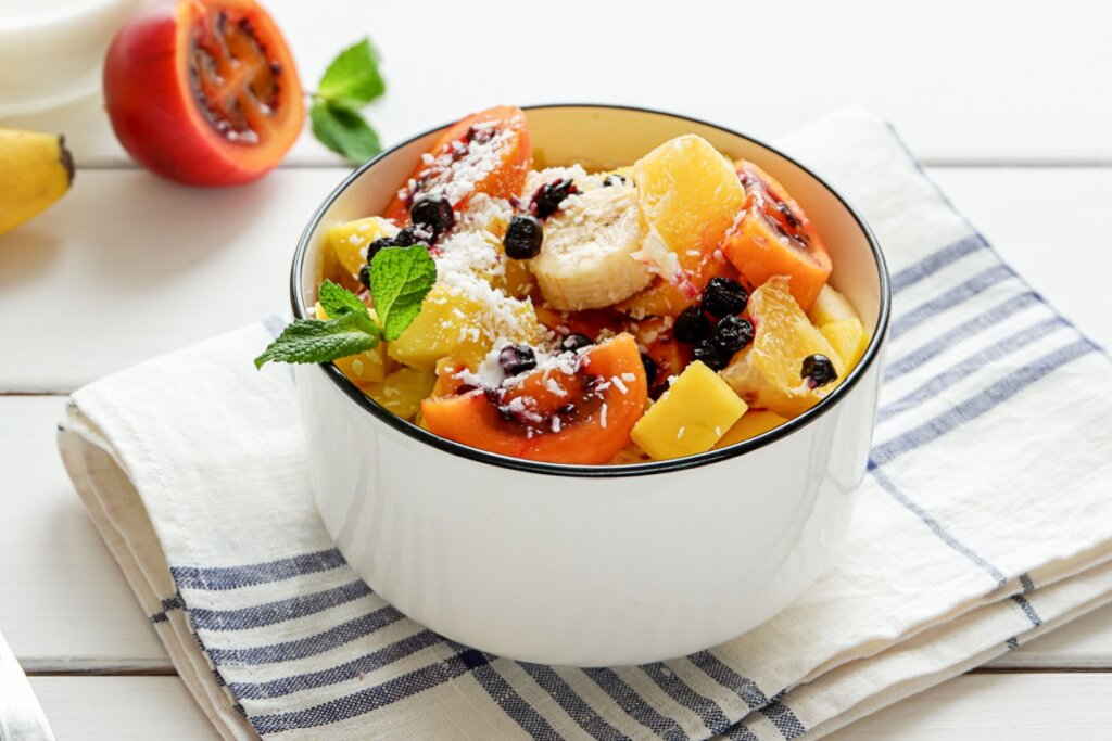 Salada de frutas para o verão: 6 receitas criativas e refrescantes