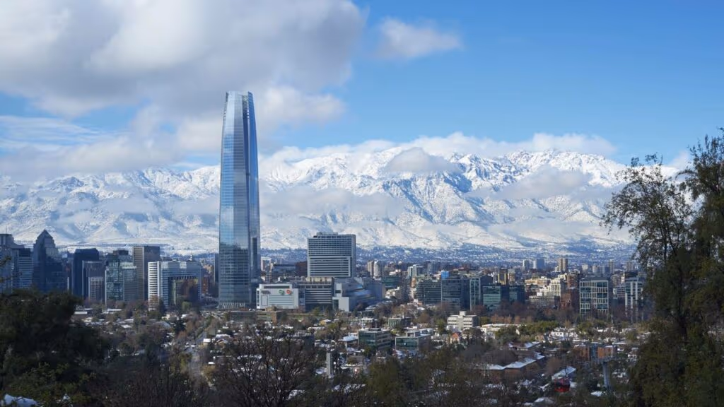A cidade que mais conquista novos moradores com sua qualidade de vida ao lado de montanhas de neve e o maior arranha-céu da América do Sul