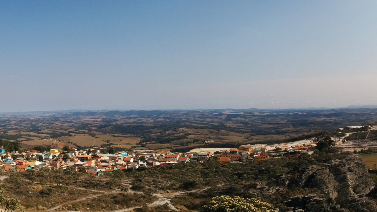 A cidade secreta com apenas 7 mil habitantes onde cachoeiras cristalinas e silêncio viraram estilo de vida