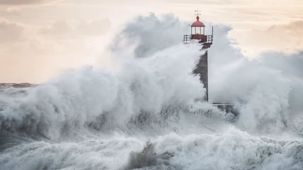 Satélites registram ondas de 20 metros, equivalentes à altura do Arco do Triunfo e revela o poder dos oceanos