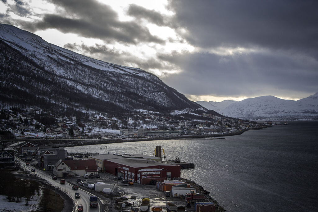 A cidade conta com um inverno rigoroso, com alguns meses havendo só noite durante o dia todo - A cidade de Tromsø conta com um ciclo de dia e noite extremo, durando meses - Por Rodrigo Silva / Wikimedia Commons