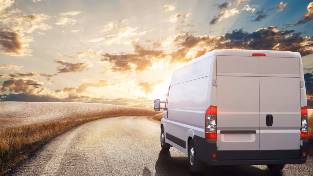 Adeus aluguel e apartamento apertado: essa Van de 3 mil virou uma casa completa que vale dez vezes mais