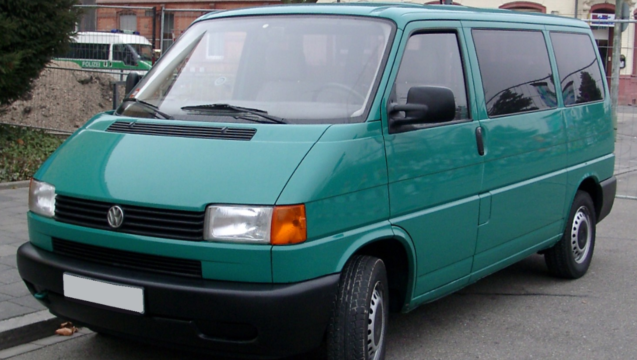 Casal transforma van de 25 anos em casa de acampar multifuncional