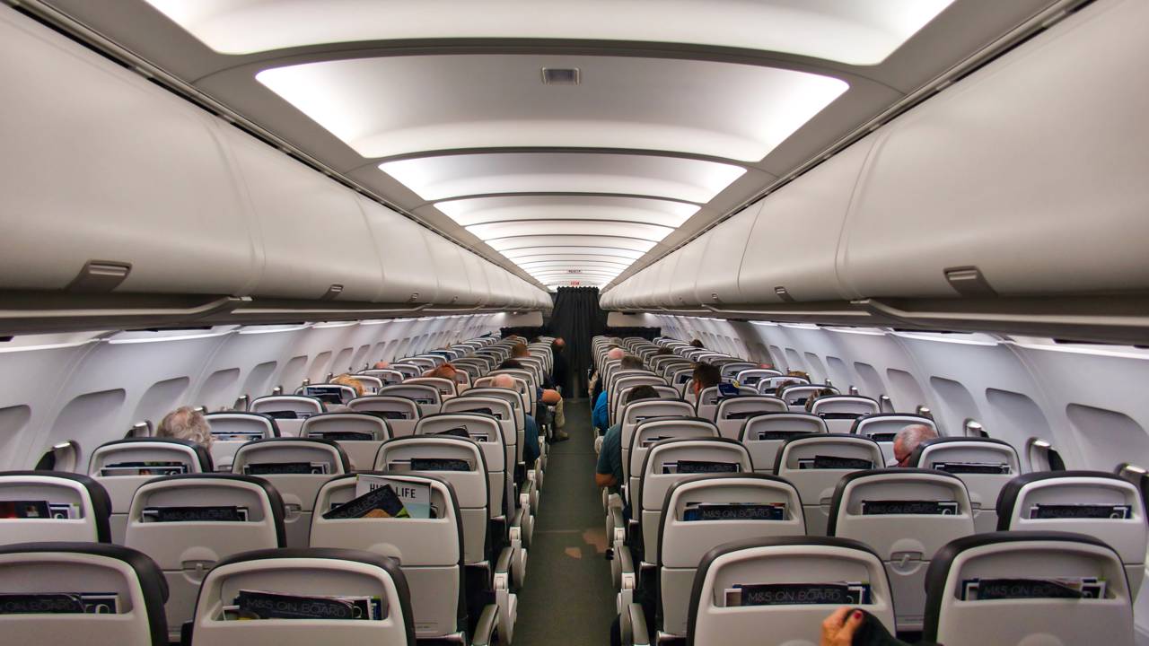 Voo de companhia aérea parte e deixa 35 passageiros para trás