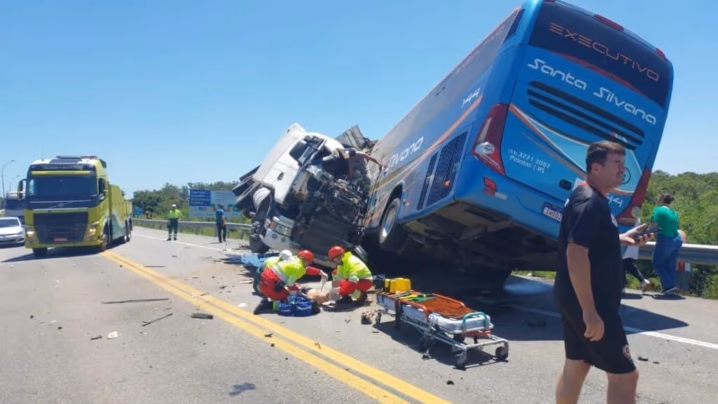 Tragédia na BR-116 deixa 11 mortos em Pelotas