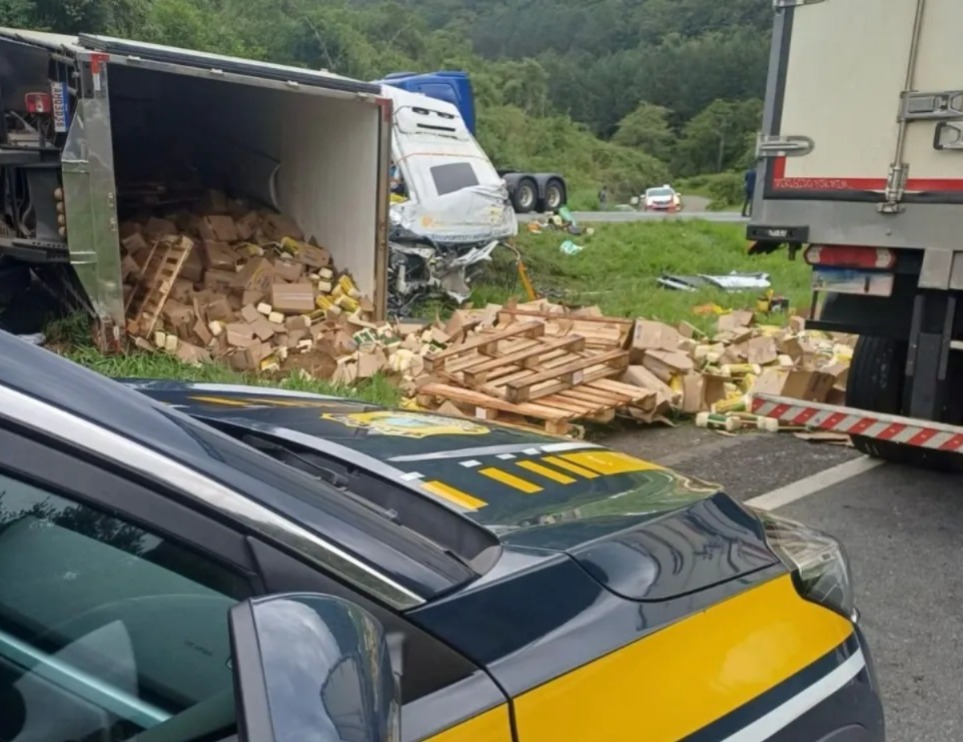 Assalto resulta em acidente com caminhão na BR-116