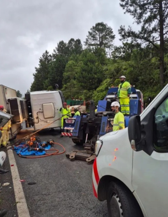 Assalto resulta em acidente com caminhão na BR-116