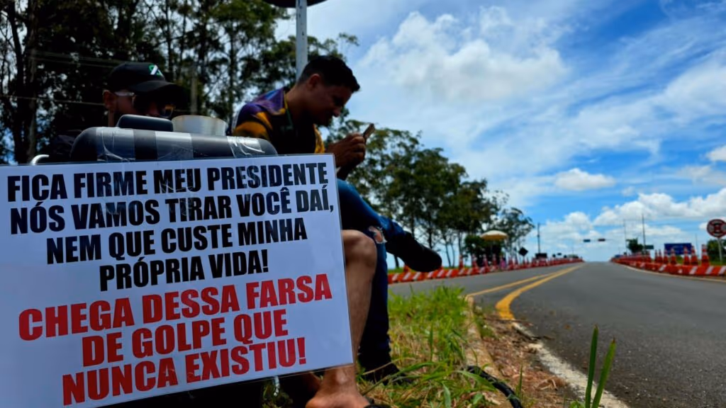 Dois apoiadores de Bolsonaro em frente à Papuda