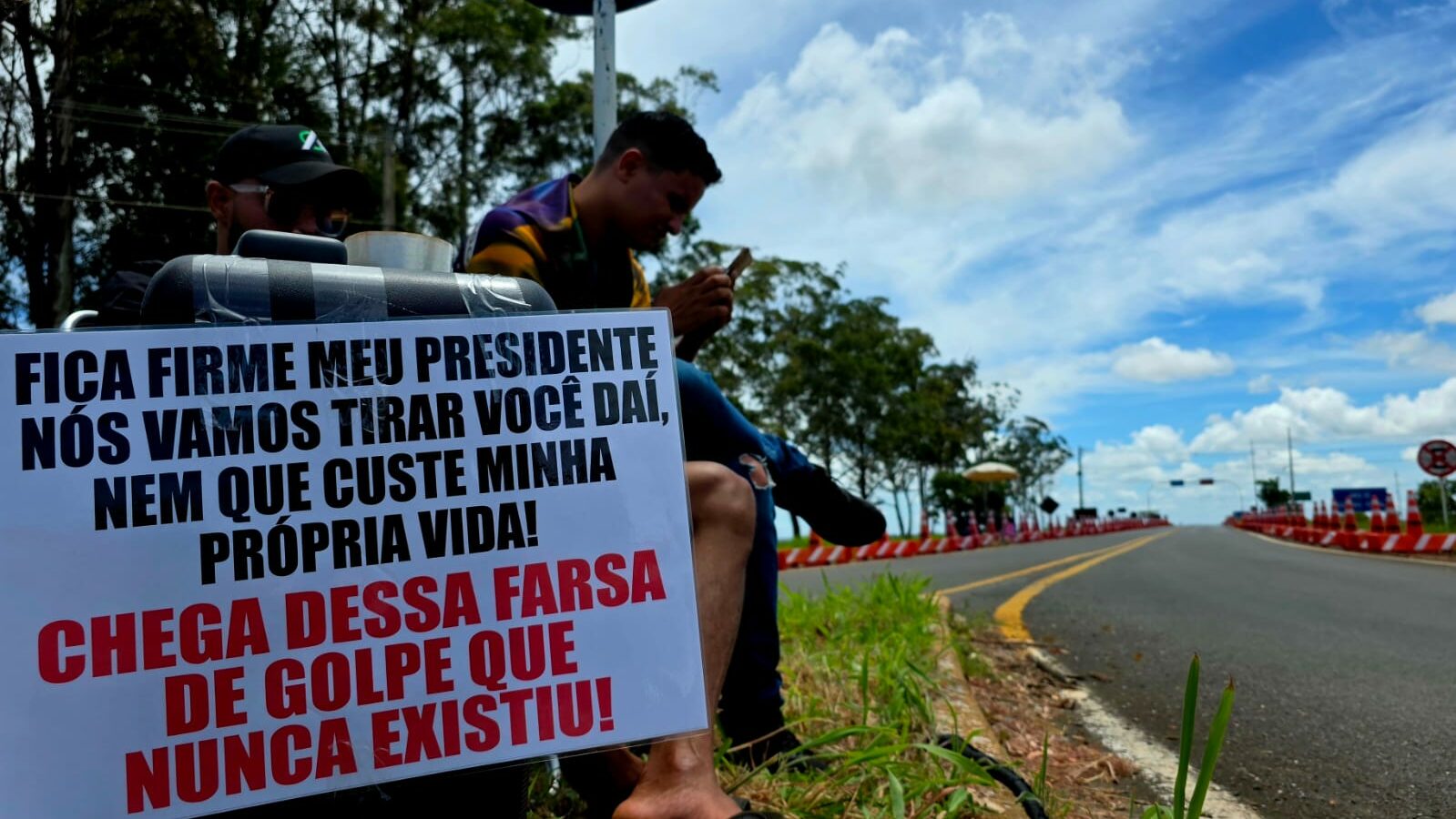 Dois apoiadores de Bolsonaro em frente à Papuda
