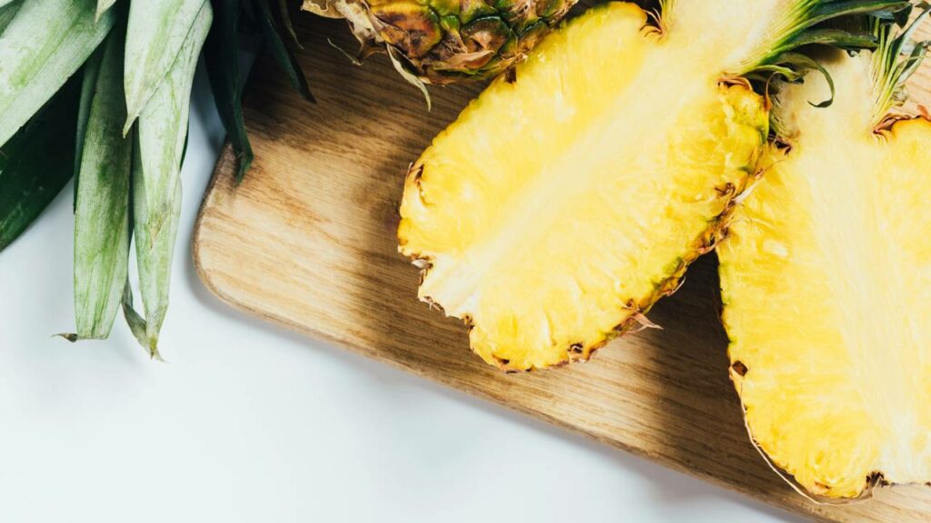 Você nunca mais vai jogar casca de abacaxi no lixo depois de ver isso