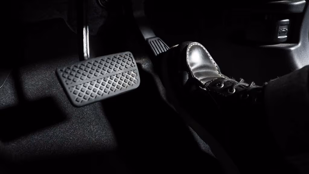 Por que carros modernos parecem “pensar” antes de acelerar