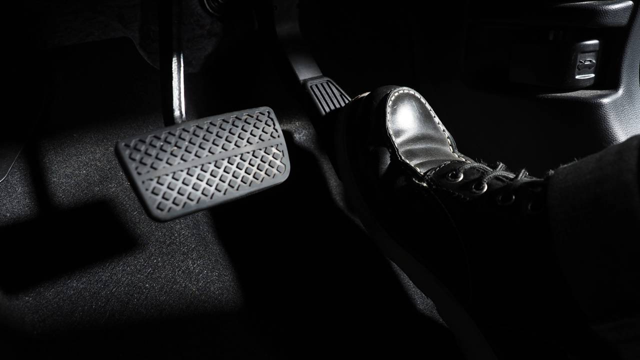 Por que carros modernos parecem “pensar” antes de acelerar