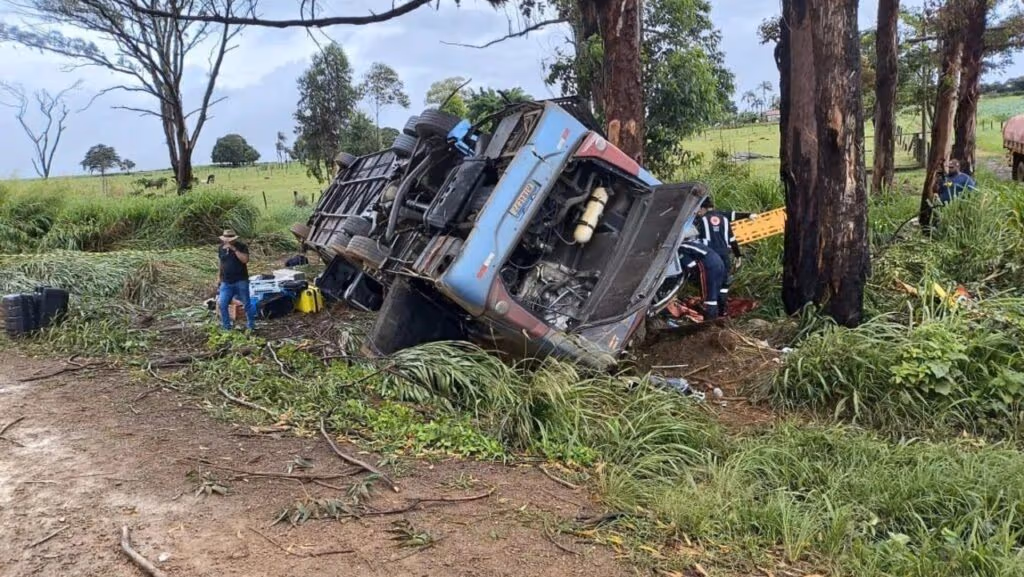 Ônibus capota na BR-365 e deixa 5 mortos