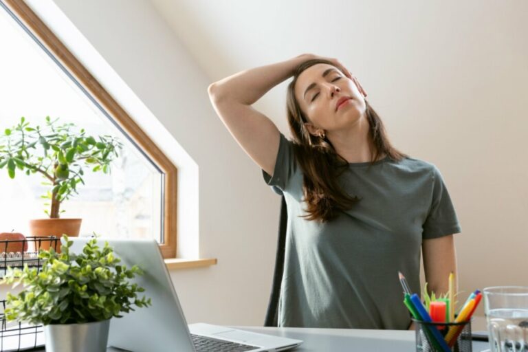 Menos dor, mais produtividade: 4 alongamentos para fazer no trabalho