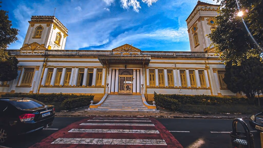 A cidade em Minas que abriga fontes vulcânicas milenares e um palácio imperial com banheiras de mármore