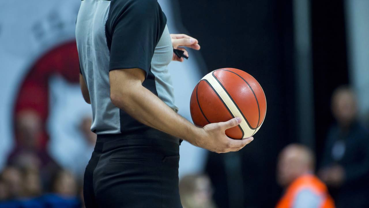 Técnico perde o controle a parte pra cima da arbitragem