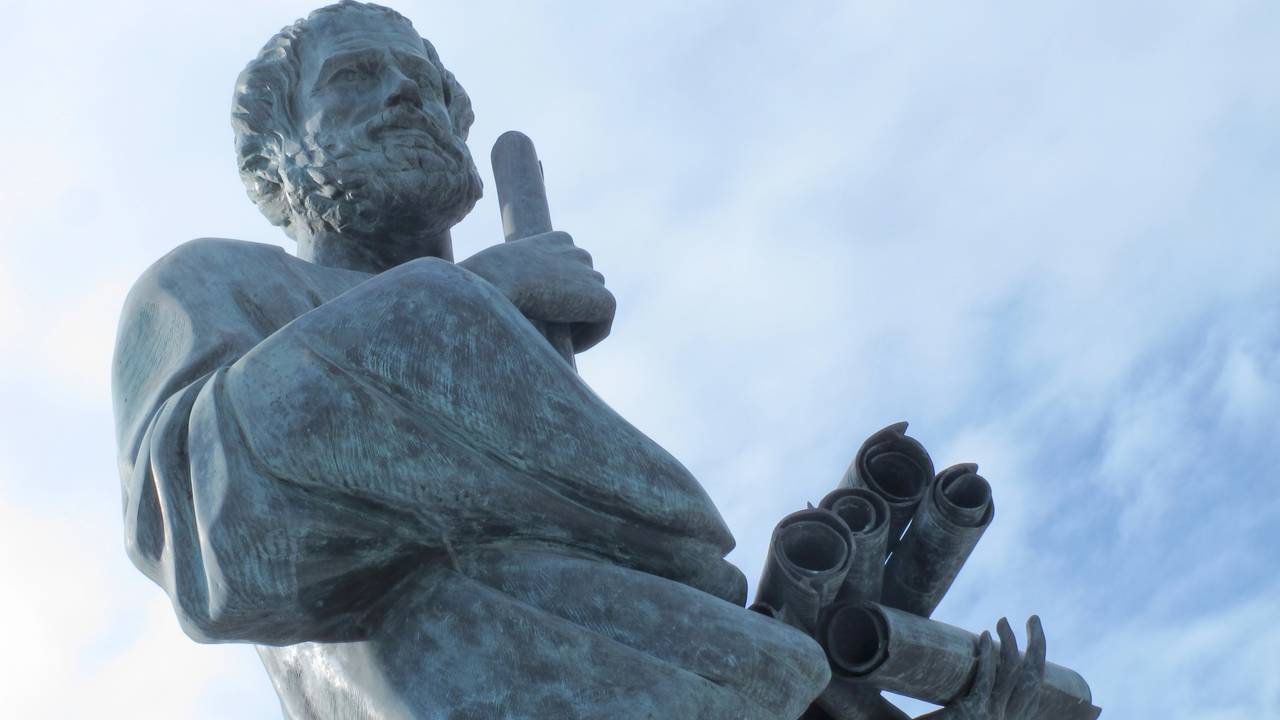 Aristóteles define que “O objetivo da arte é representar não a aparência, mas o significado interior das coisas”