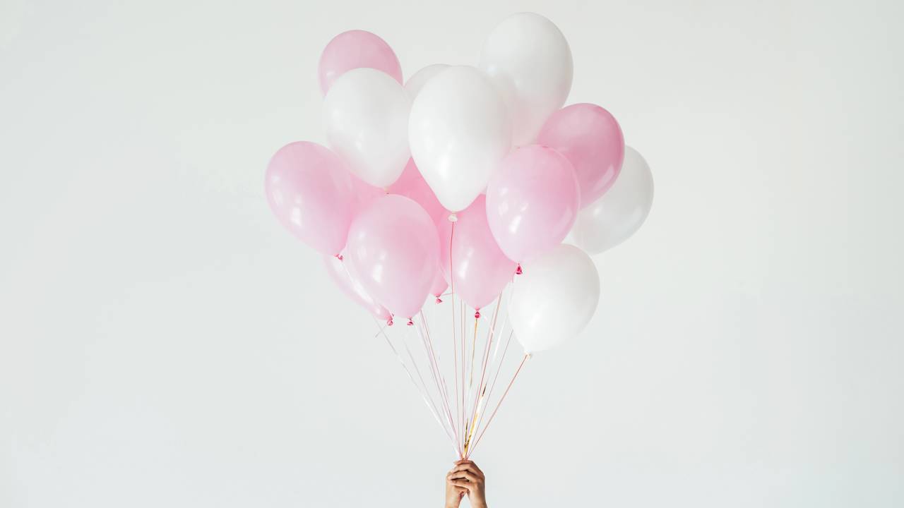 Quantos balões são necessário para fazer uma pessoa voar? Essa é a resposta