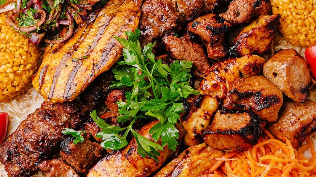 O churrasco fica ainda mais gostoso com acompanhamentos bem caprichados - Créditos: depositphotos.com / AntAlexStudio