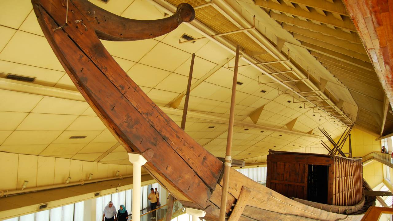 Segundo barco solar de Khufu é trazido e volta à vida no Grande Museu Egípcio