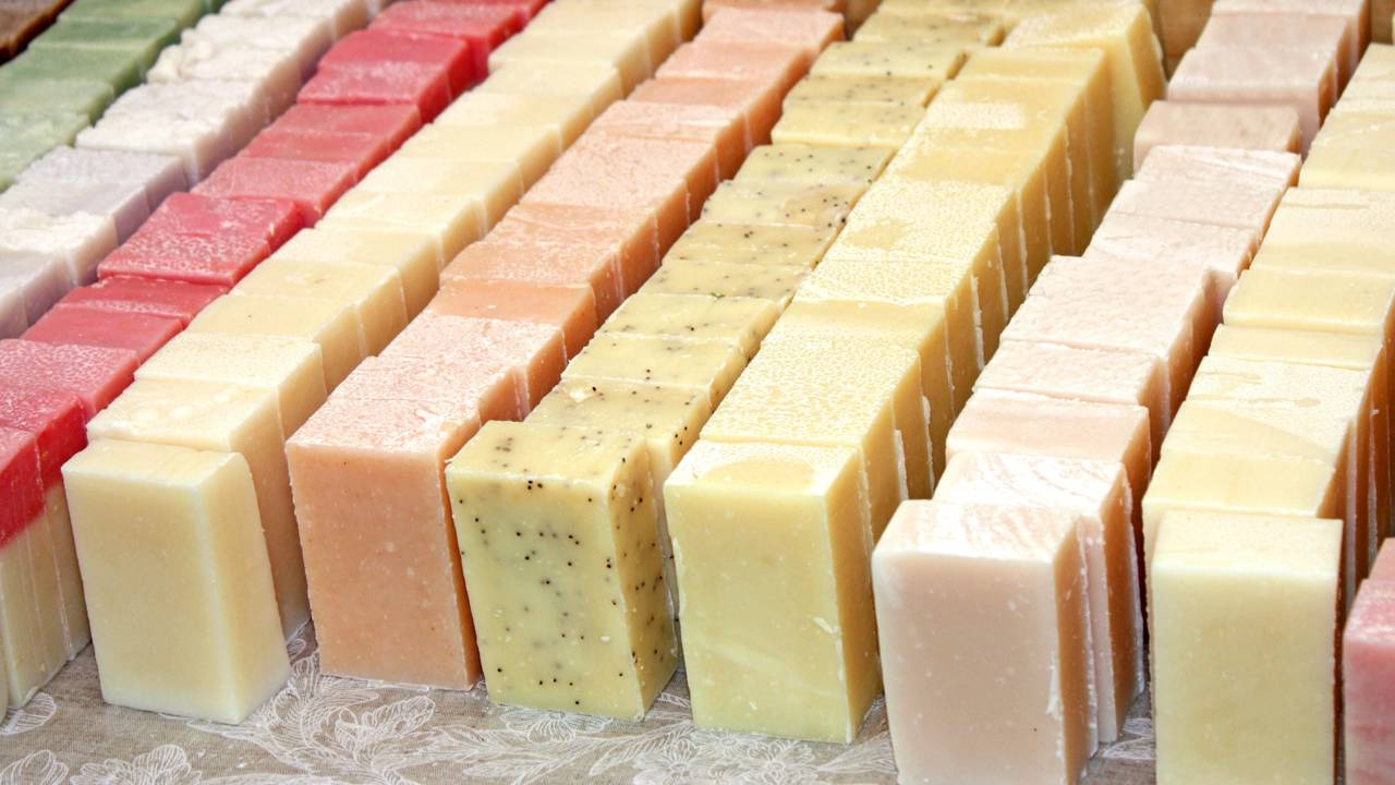 Essa fábrica faz 30 mil sabões de uma vez e você não vai acreditar como