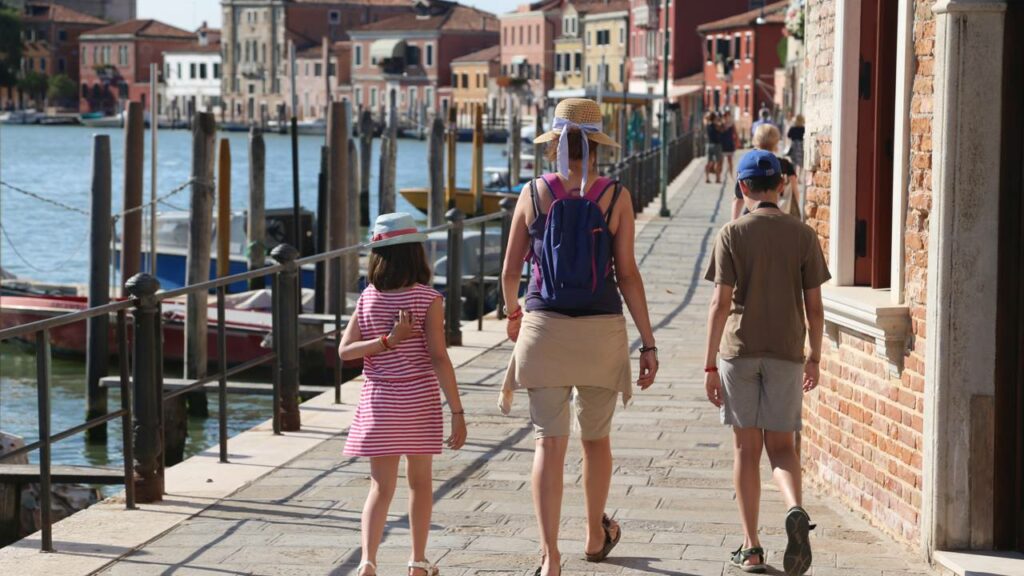 Vila tomada por gatos comemora nascimento do primeiro bebê em 30 anos