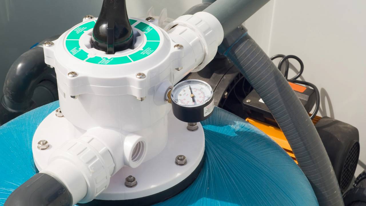 Essa bomba de água sobe até 30 vezes a altura inicial sem motor ou tomada: a engenhoca que está virando febre