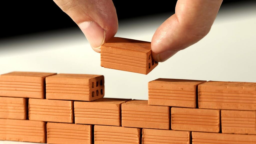 Pedreiro ensina truque para levantar parede reta sem prumo e economiza tempo na obra toda