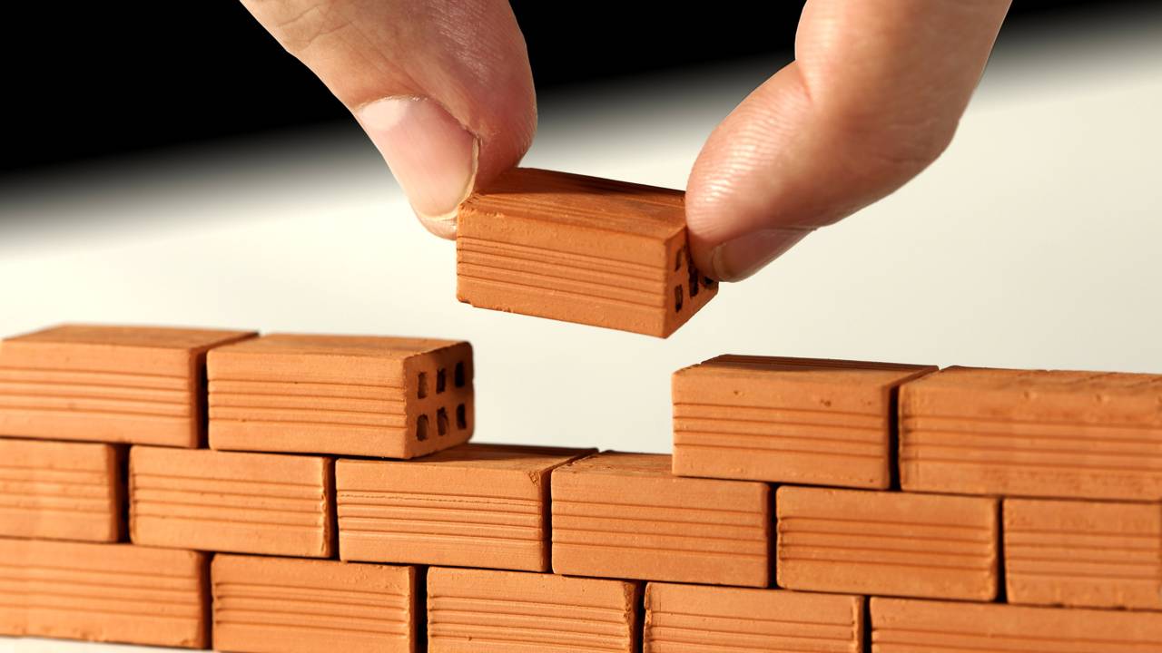 Pedreiro ensina truque para levantar parede reta sem prumo e economiza tempo na obra toda