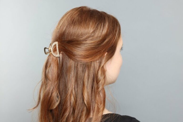 5 penteados com piranhas de cabelo para enfrentar o verão com estilo