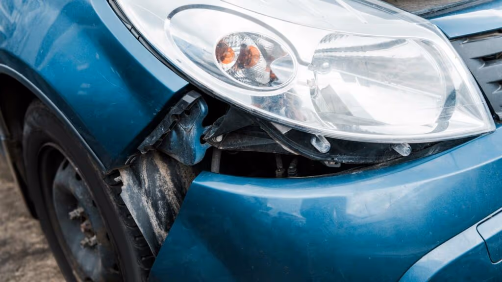 O que diz a lei sobre dirigir com o carro quebrado ou amassado?